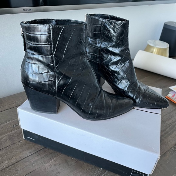 Dolce Vita black snake skin booties - Picture 5 of 7